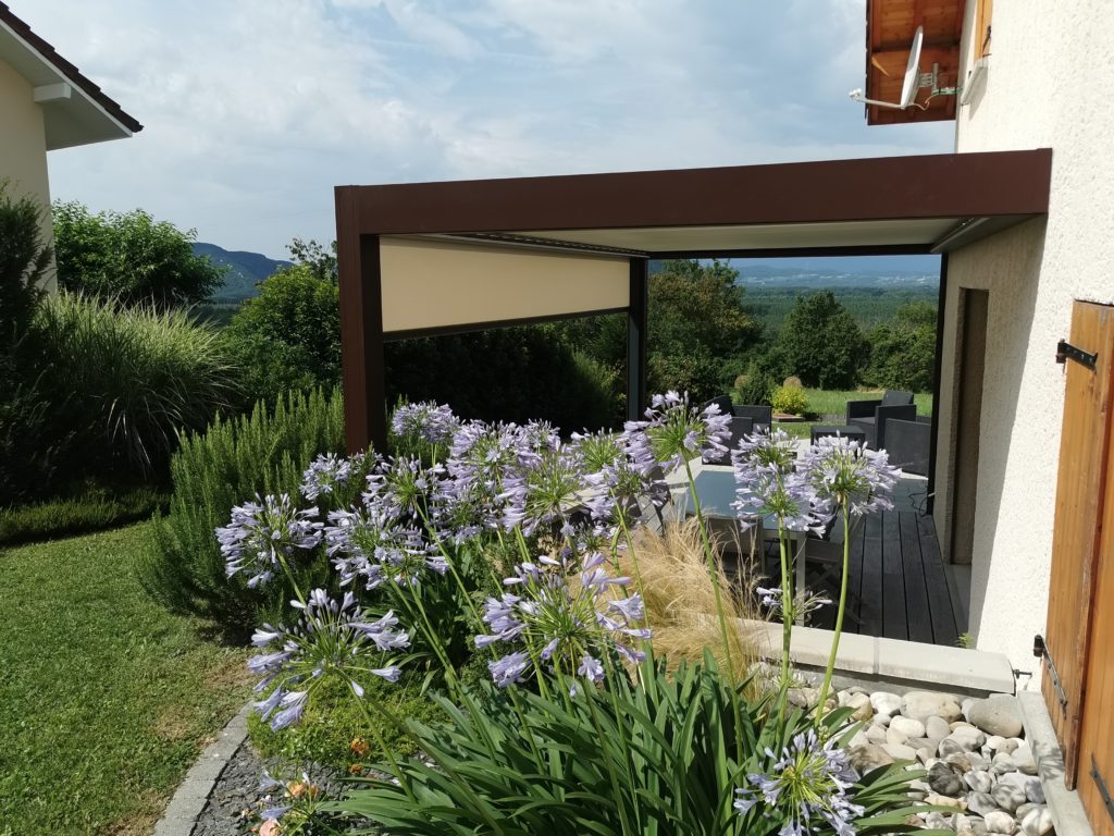 Installation d'une pergola bioclimatique par Paysges N'Co paysagiste en Savoie
