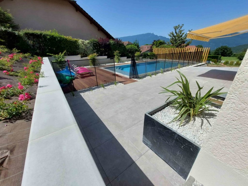 exemple de chantier avec aménagement des abords d'une piscine, mur de soutènement avec végétation, terrasse grès cérame, etc. près d'Aix les bains (Savoie)