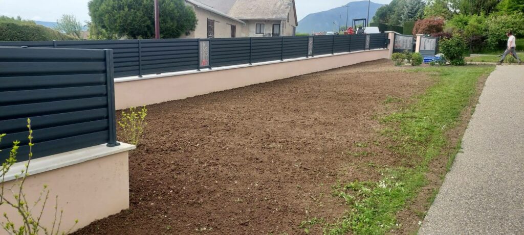 grande clôture en aluminium avec insertion de motifs