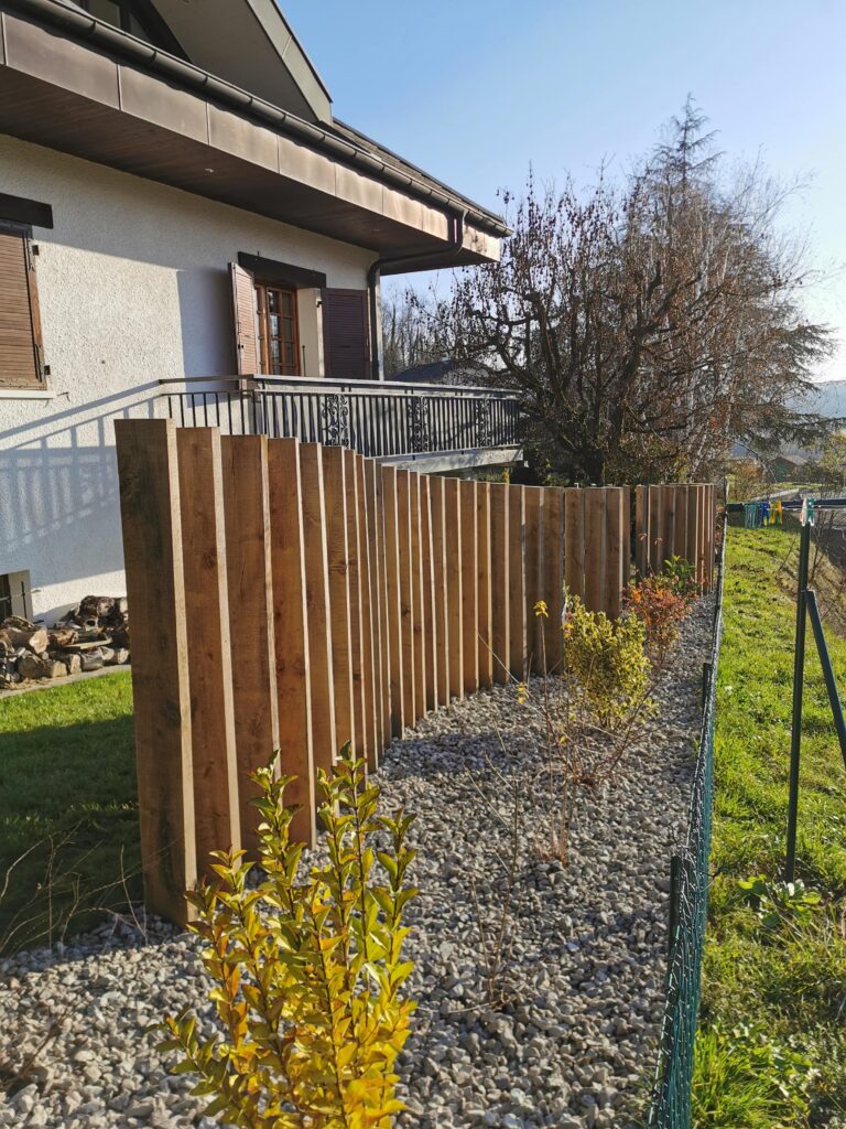 clôture sous forme de brise vue en bois