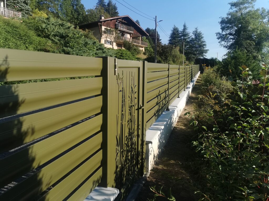 clôture aluminium avec portillon d'accès