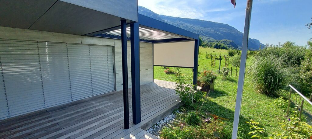 installation d'une pergola aluminium sur une terrasse en bois