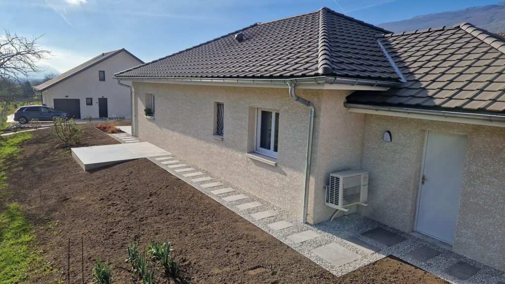 allée de contour d'une maison réalisé en gravier et en pas japonais pour une solution économique et esthétique