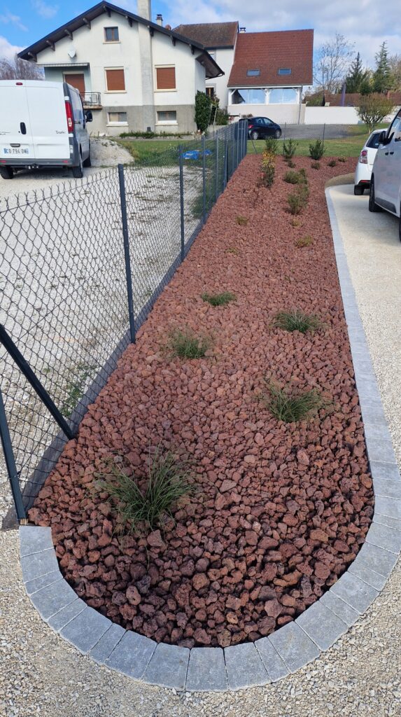 exemple de paillage végétal et minéral avec clôtures, pavés et revêtement de cour en graviers