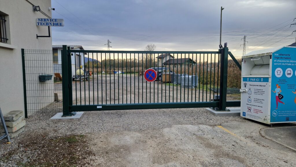 portail et clôture de ce bâtiment public