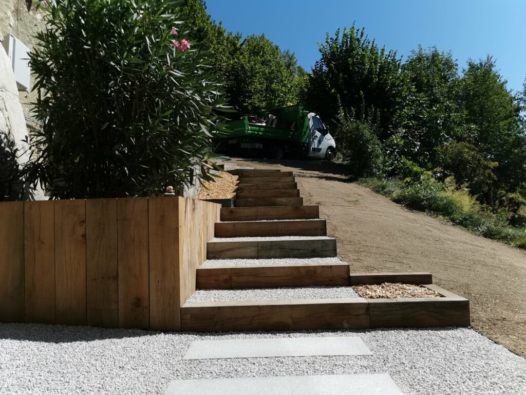 escalier en traverses paysagères et graviers avec jardinière en chêne