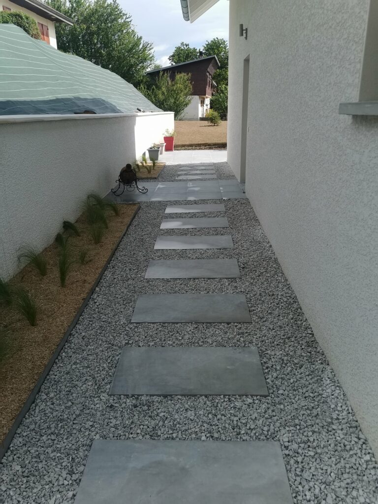 allée conçue avec des dalles de grès cérame et du gravier