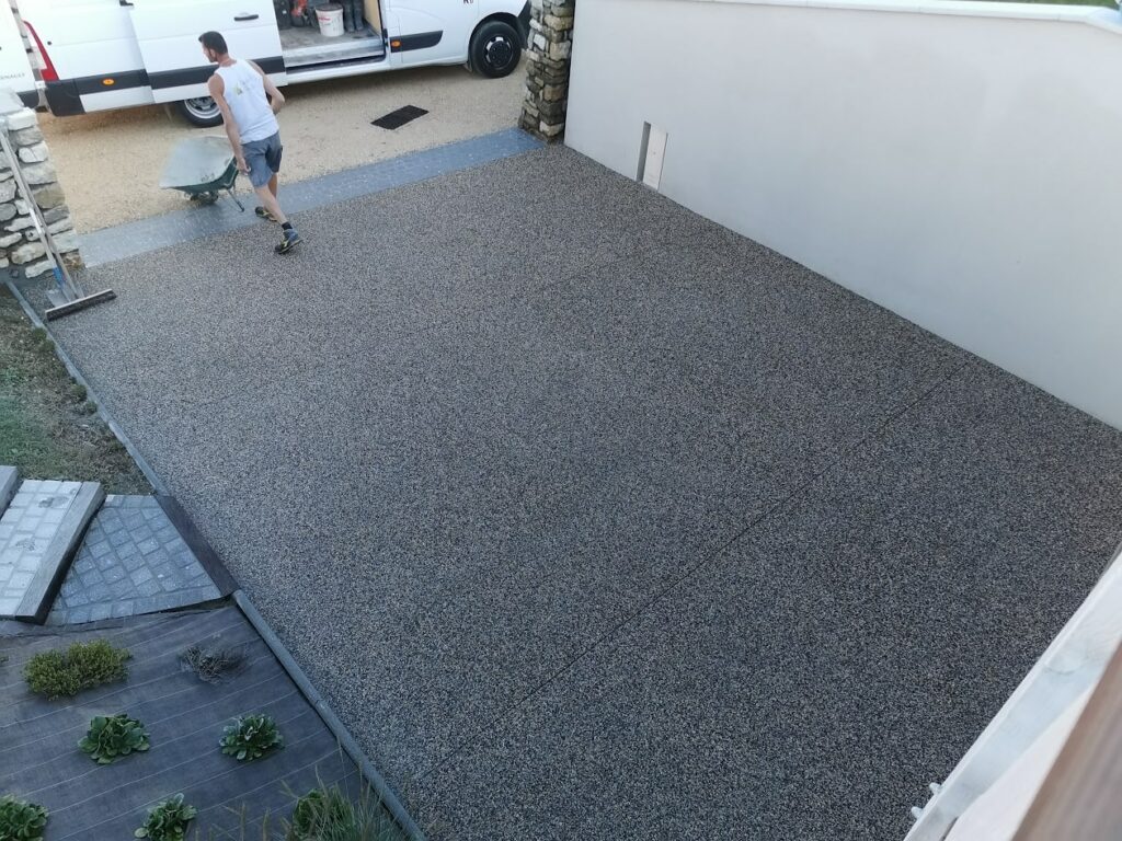 cour en béton désactivé pour un stationnement propre