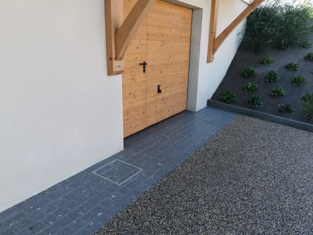 finition d'une cour en béton désactivé avec du grès cérame autour de la maison