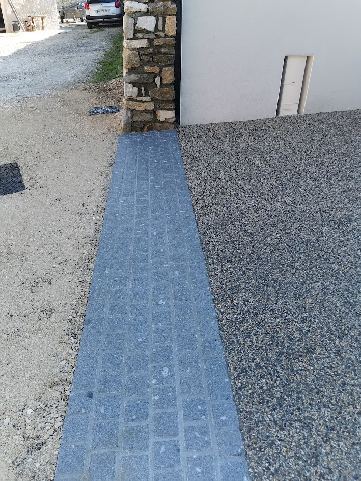revêtement de sol avec béton désactivé et pavés