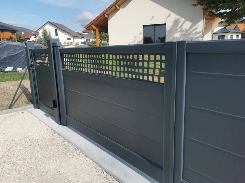 exemple de portail avec ouverture piéton et ouverture voiture installé par notre entreprise paysagiste savoyarde