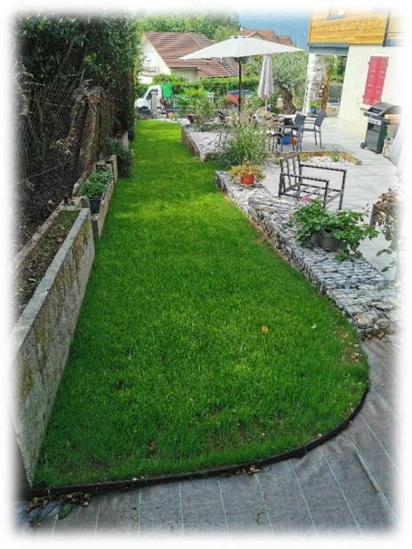exemple de création d'un extérieur sur mesure avec un gazon, une terrasse, des murs de soutènement, etc.